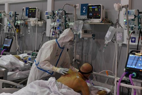 В России за сутки подтверждено 15 770 случаев заражения COVID-19, умерли 828 человек