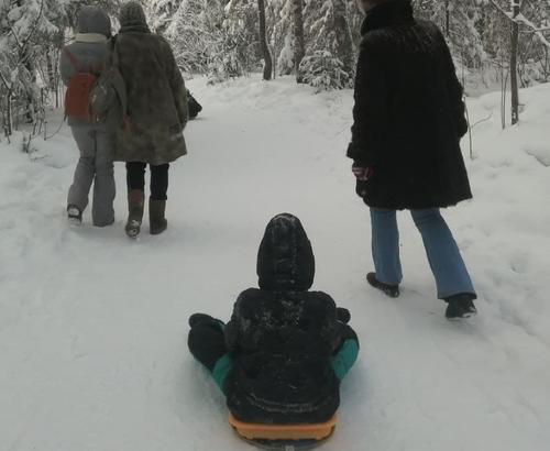 Туристы устроили на Черной скале Таганая опасную тюбинговую трассу