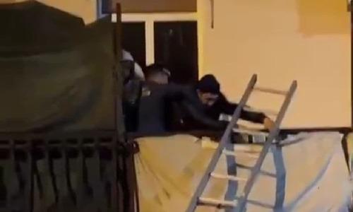 При тушении пожара в Ялте житель с балкона оттолкнул лестницу, установленную спасателями ​