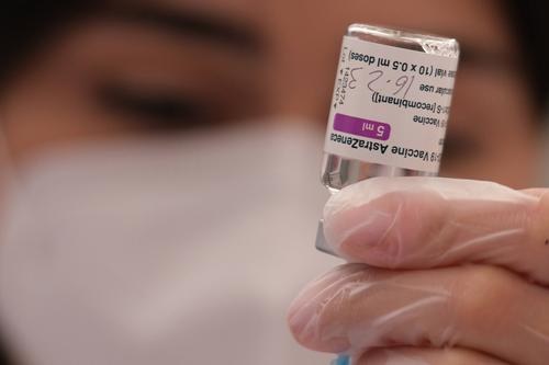 Компания AstraZeneca намерена подать документы на регистрацию вакцины в России после испытаний