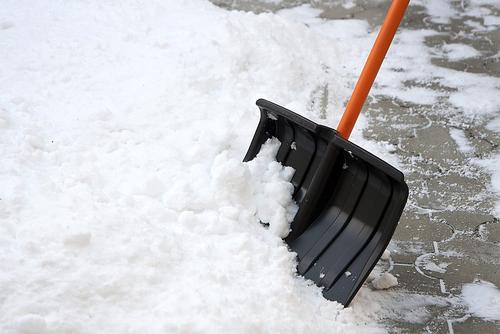 ГОСТом складировать снег на тротуарах и газонах запрещено