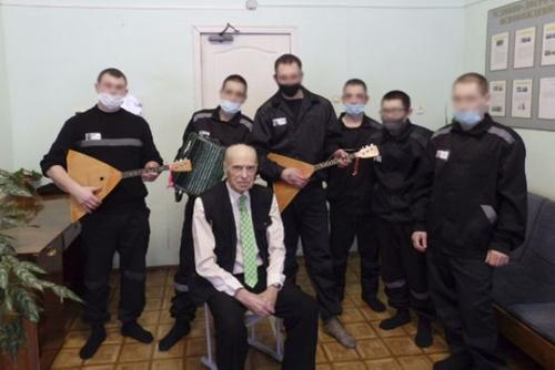 Хабаровским заключенным провели мастер-класс по игре на балалайке 