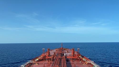 В Черном море загорелся танкер с российским экипажем на борту