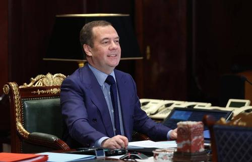 Медведев: в условиях появления новых штаммов коронавируса локдаун бессмыслен