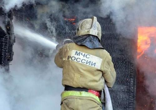 Двое детей и трое взрослых спасли при пожаре в жилом доме в Хабаровске 