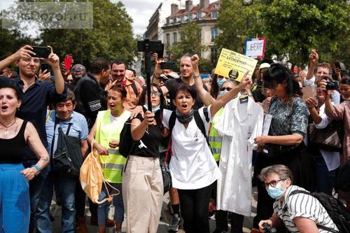 Во Франции дело дошло до демонстраций подростков