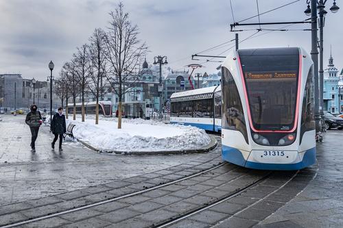 Водителю, выехавшему на трамвайные пути в Москве, выставят штраф почти в миллион рублей
