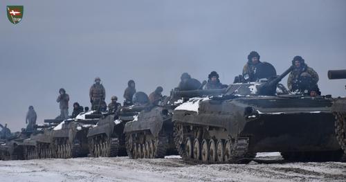 В Народной милиции ЛНР сообщили, что украинские военные продолжают стягивать военную технику к линии разграничения в Донбассе