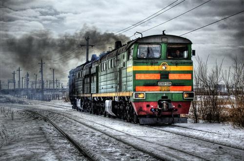 В Свердловской области 24-летняя проводница выпала из вагона и погибла под колесами встречного поезда