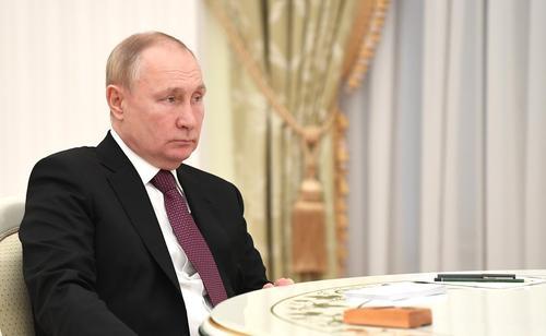 Путин заявил, что Россия готова предоставить Порошенко убежище по гуманитарным соображениям