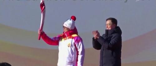 Уйгурская представительница зажгла олимпийский огонь в Пекине и вызвала недоумение у стран Запада