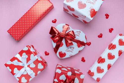 Психолог Селезнева посоветовала оставшимся без пары на 14 февраля позвать гостей и подарить себе подарок