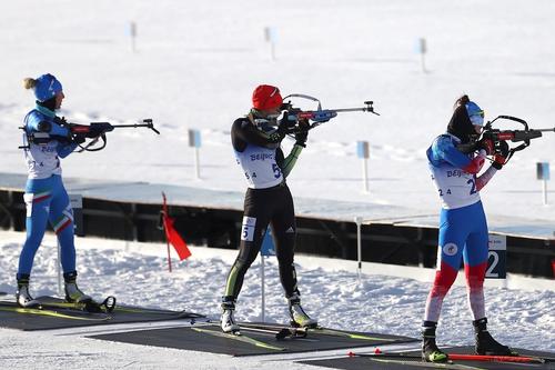Четыре российские биатлонистки выиграли серебро в эстафете на Олимпиаде в Пекине