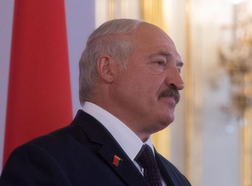 Лукашенко заявил, что будет «вечным президентом», если Запад не перестанет «атаковать» Белоруссию