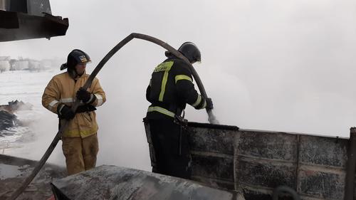 В Хабаровске потушили пожар на судне, стоящем на пристани в районе полуострова Заячий