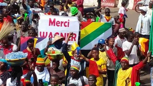 Ликующие малийцы жгли флаги ЕС в центре Бамако 