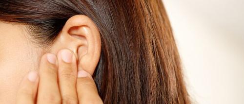 Заложенность в ушах бывает у многих людей