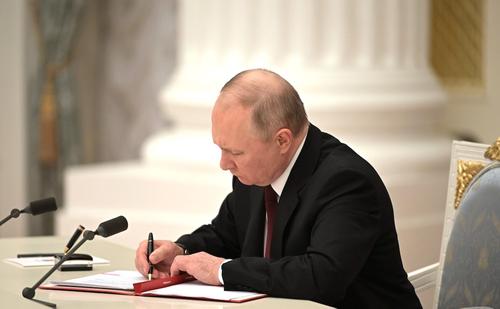 Песков заявил, что подписание документов с ЛНР и ДНР произошло в момент телеобращения Путина к гражданам
