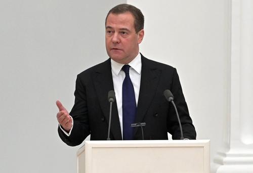 Дмитрий Медведев пообещал европейцам газ по 2000 евро в ответ на остановку сертификации «Северного потока-2»  