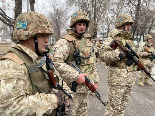 Канал Donbass Today выложил видео с предположительно российскими военными силами, входящими в ДНР и ЛНР после их признания Москвой