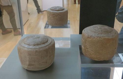В Британском музее впервые выставлен резной 5000-летний барабан из известняка эпохи неолита