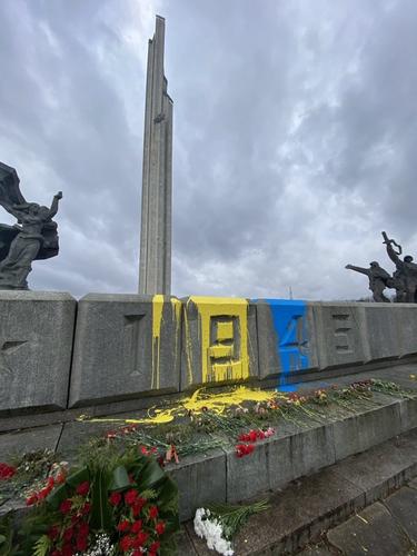 В Латвии опять воюют с памятником Освободителям Риги