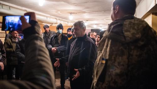 Порошенко дал интервью CNN c улицы в Киеве c автоматом Калашникова в руках 