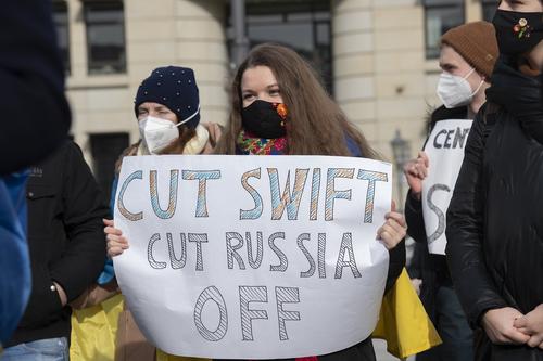 Глава украинского МИД Кулеба сообщил о старте подготовки по отключению российских банков от системы SWIFT