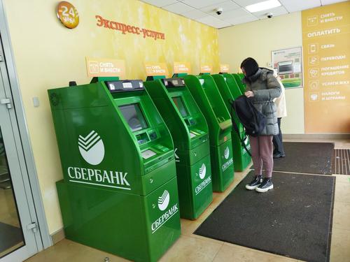 Сбербанк сообщил, что санкции не влияют на операции по снятию и пополнению счетов в рублях и валюте