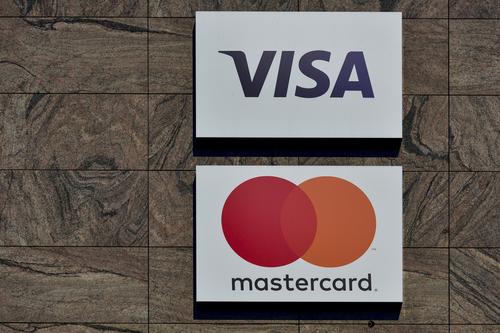 Нацбанк Украины попросил Visa и Mastercard прекратить обслуживание их карт, выпущенных российскими банками