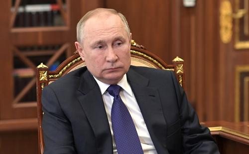 Президент Путин призвал Макрона помогать безопасности эвакуации людей из Украины