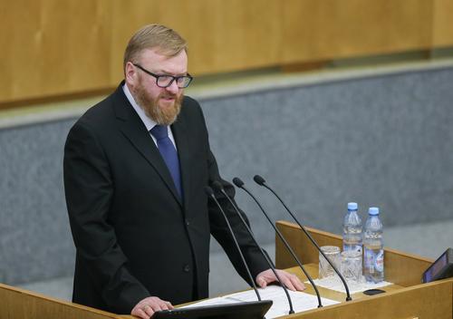 Депутат Госдумы Виталий Милонов предложил наказывать госслужащих за «подрыв авторитета и очернение» России