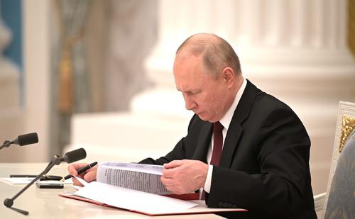 Путин подписал закон о наказании за фейки о Вооруженных силах РФ