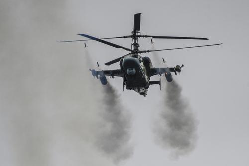 Минобороны РФ выложило видео уничтожения бронетехники украинских националистов ракетными ударами вертолетов Ка-52