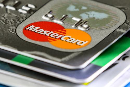 «Альфа-Банк» сообщил, что российские карты Visa и Mastercard будут действовать до 9 марта за рубежом 