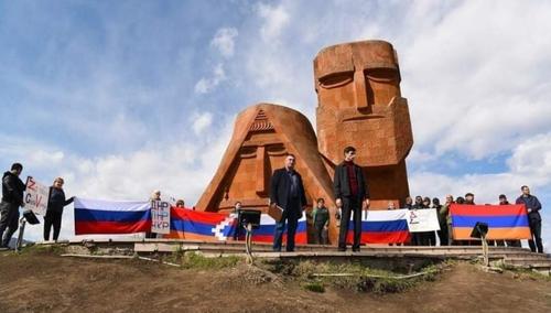 Армяне Карабаха провели акцию в поддержку спецоперации России, а также независимости ЛНР и ДНР 