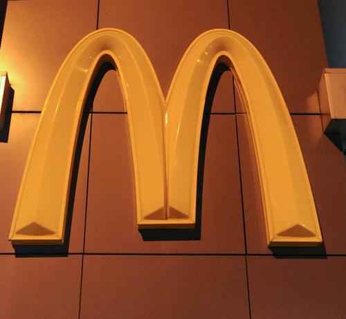 Компания McDonald's приостановит работу 850 ресторанов в России