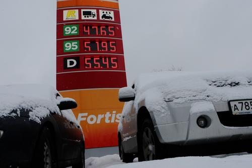 РБК: падение оптовых цен на топливо привело к постепенному удешевлению бензина в России