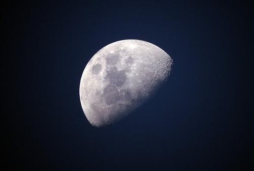Луна оказалась опасной для людей, узнали ученые