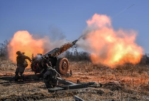 Минобороны РФ опубликовало видео уничтожения склада с боеприпасами армии Украины высокоточным снарядом