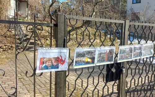 Забор дома евродепутата Татьяны Жданок обклеили «украинскими» плакатами