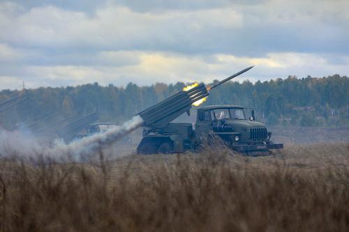 TG-канал WarGonzo выложил видео ударов реактивной артиллерии ДНР по бойцам «Азова» в Мариуполе