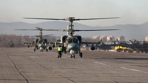 Минобороны России показало кадры боевой работы вертолетов Ка-52, обеспечивавших высадку десанта на украинском военном аэродроме