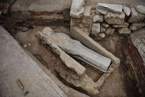 В ходе реставрации Нотр-Дама была обнаружена гробница XIV века 