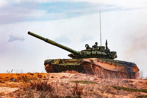 TG-канал «RT на русском» выложил видео стрельбы из танка по вскрытым позициям снайперов «Азова» в Мариуполе
