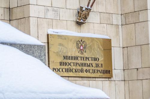 Дипломат Парамонов заявил, что Россия прорабатывает ответ на санкции США и Евросоюза
