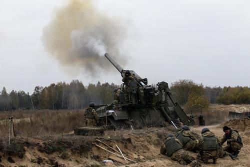Минобороны России показало видео уничтожения украинской артиллерийской батареи, скрытой в лесу 