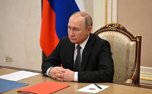 Путин и Макрон по телефону обсудили ситуацию вокруг Украины и процесс переговоров с Киевом