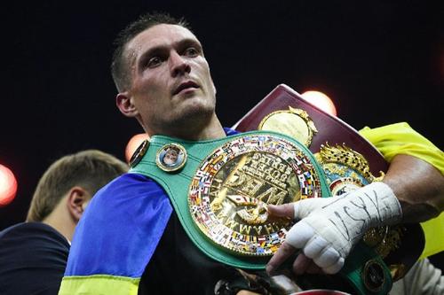 Украинский боксер Усик решил все же ехать на бой с британцем Джошуа