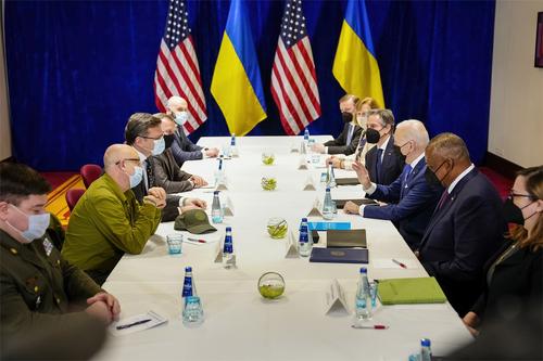 Глава Минобороны Украины Резников со сдержанным оптимизмом оценил встречу с американскими министрами и Джо Байденом в Польше